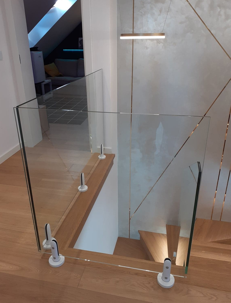 balustrada-całoszklana-osadzona-na-bialych-spigotach Balustrady całoszklane | Glass House