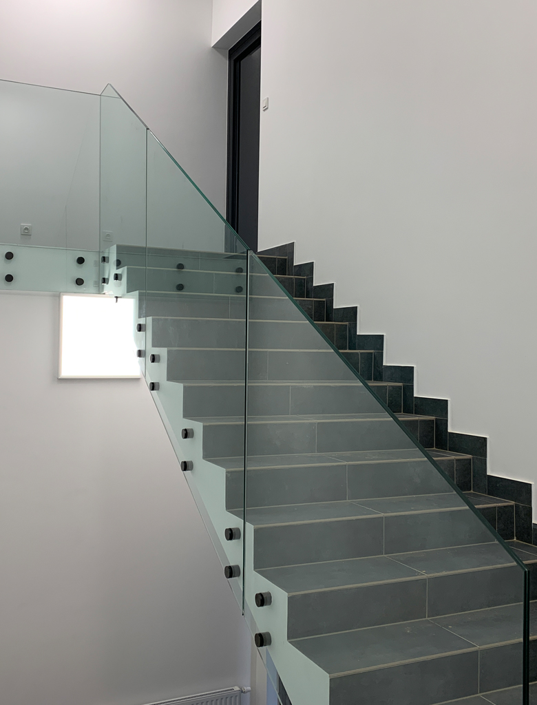 Balustrada całoszklana montowana na czarnych rotulach Balustrady całoszklane | Glass House