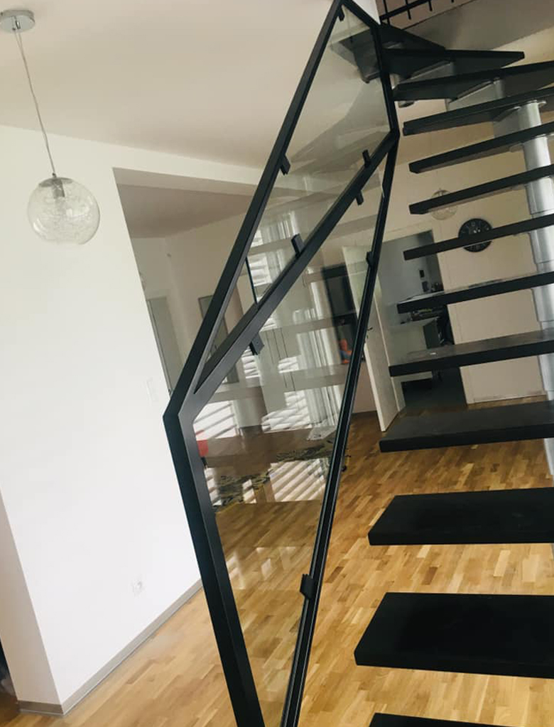 balustrada-całoszklana-z-czarna-rama Balustrady całoszklane | Glass House