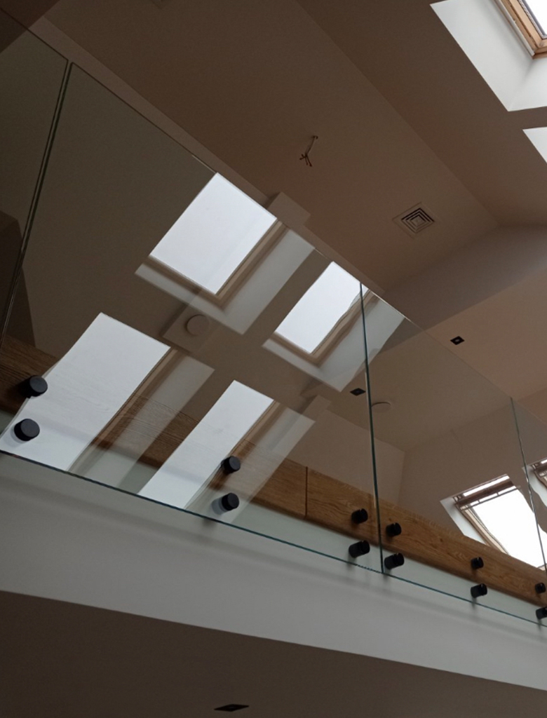 balustrada-całoszklana-z-czarnymi-rotulami-02 Balustrady całoszklane | Glass House