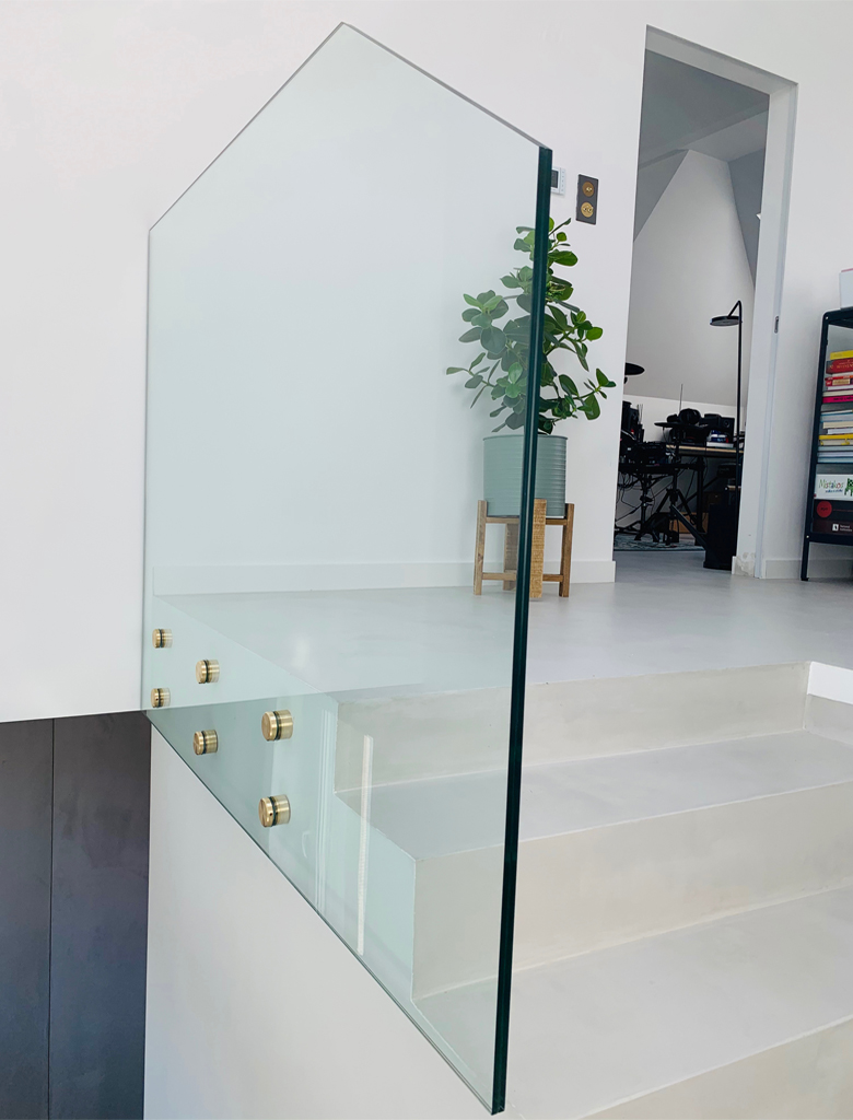 balustrada-samonosna-ze-zlotymi-rotulami Balustrady całoszklane | Glass House